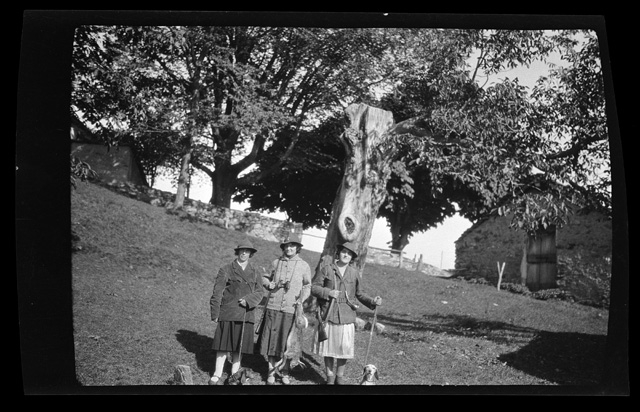 Tre donne in tenuta da caccia a Condra