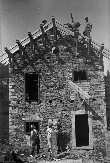Lavori di costruzione del rifugio Primavesi a Condra