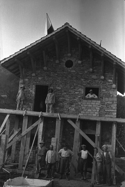 Lavori di costruzione del rifugio Primavesi a Condra