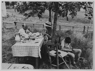 Alfredo Antonini con un amico e un bambino a Condra