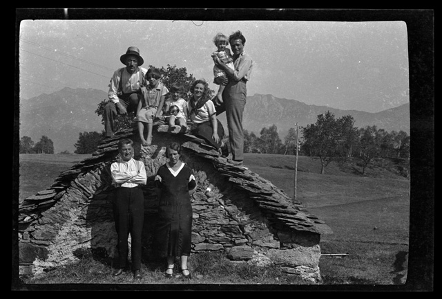 Ritratto di gruppo al cassinèll di Condra