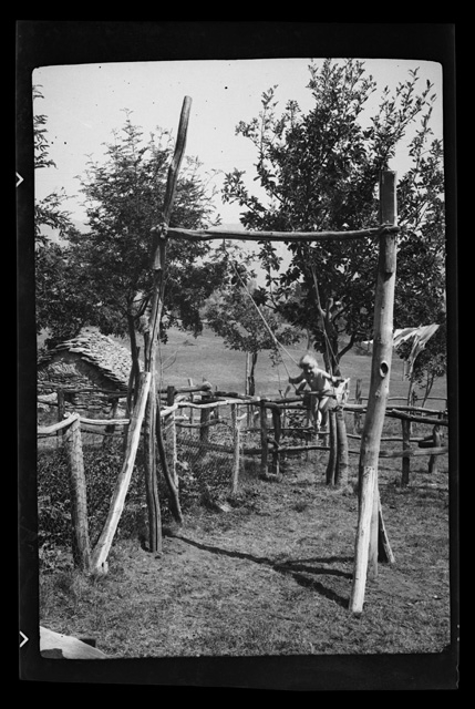 Carmen Antonini sull'altalena a Condra