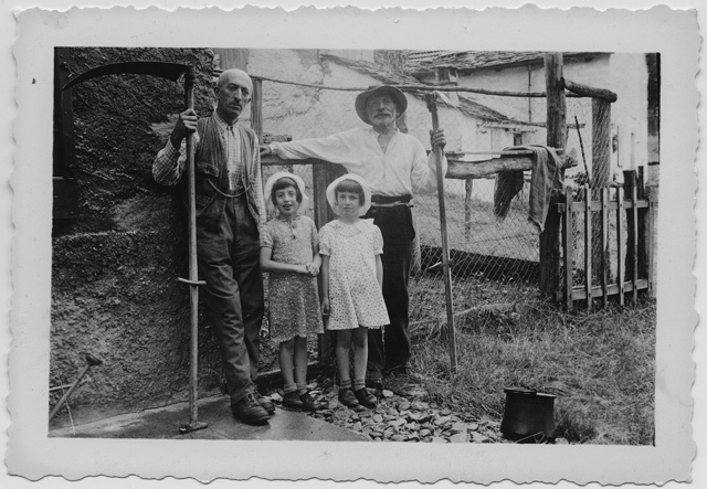 Alfredo Antonini con le figlie e un amico durante la fienagione