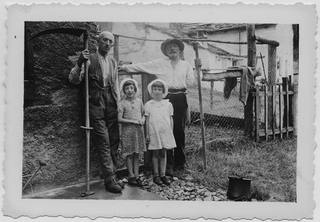 Alfredo Antonini con le figlie e un amico durante la fienagione
