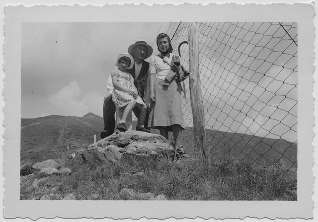 Alfredo Antonini con la figlia Annamaria e un'amica a San Lucio