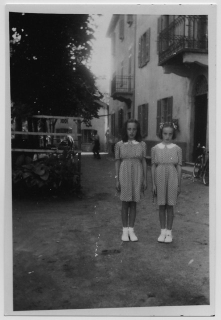 Sorelle Annamaria e Carmen Antonini davanti al ristorante di famiglia a Tesserete