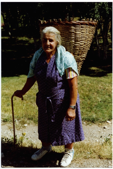 Piera Storni con gerla e bastone