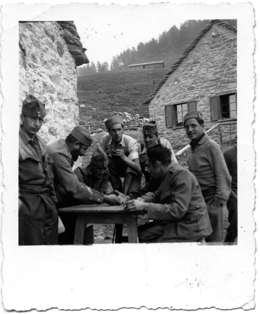 Gruppo di soldati che gioca alla morra