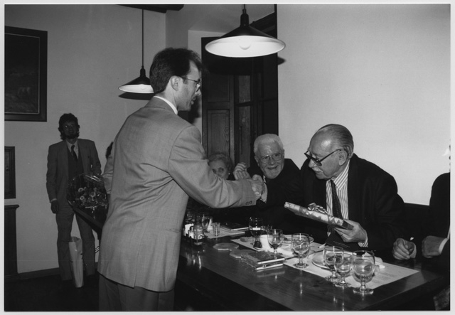 Il sindaco di Sala Capriasca Sandro Ferrari omaggia Alejandro Storni durante la cena al convento di Bigorio seguita alla prensentazione di "Ultratelefono" di Alfonsina Storni