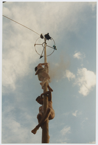 Ascesa al palo della cuccagna a Tesserete