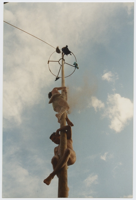 Ascesa al palo della cuccagna a Tesserete