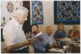 Ugo Canonica legge una sua poesia in occasione della presentazione de "I predé e i nosance" a Bidogno