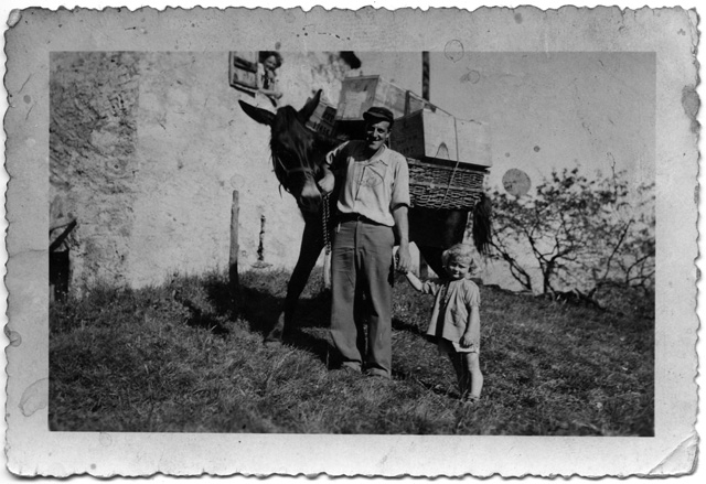 Plinio Storni con una bimba e il cavallo da trasporto