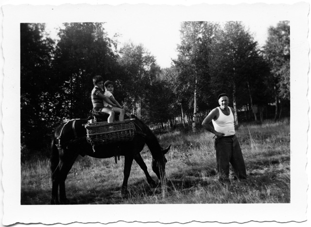 Uomo che accompagna dei bambini a cavallo
