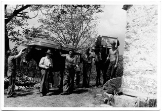 Gruppo di uomini con materiale di costruzione ai Monti di Pombio (Condra)