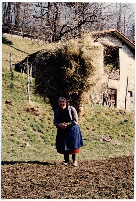 Piera Storni con un cargansc di fieno