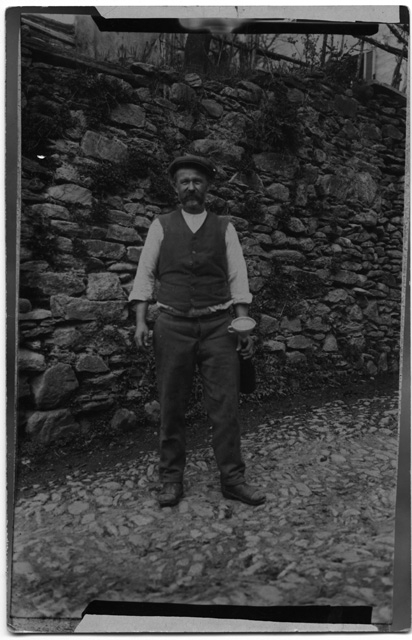 Ritratto di uomo con bottiglia in mano ed imbuto