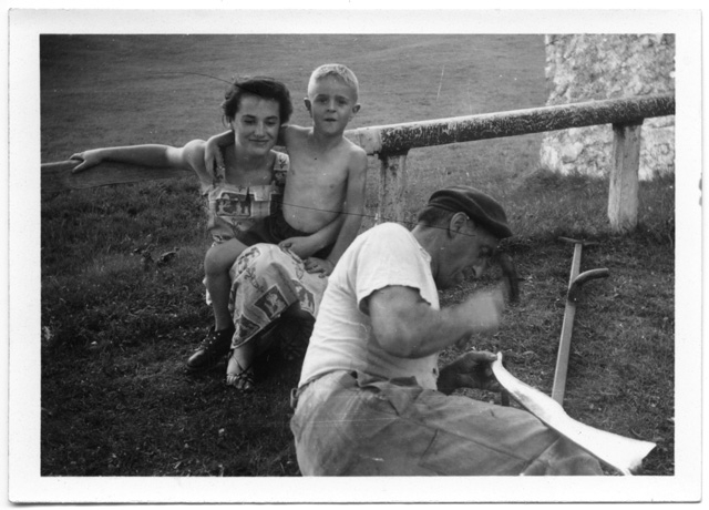 Uomo intento a martellare la falce