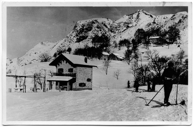 Cartolina di Condra innevata con il rifugio Primavesi