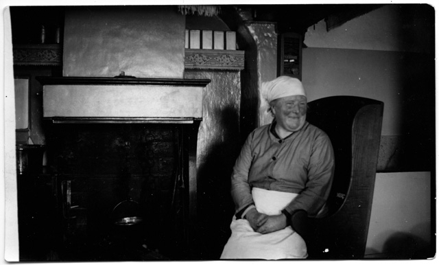 Ritratto di Agnese Menghetti davanti al camino