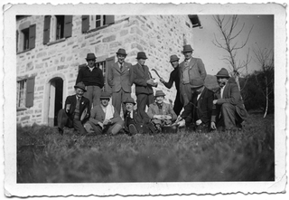 Club alpino Caval Drossa in posa davanti ad una casa