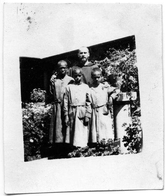 Frate con tre bambini di colore